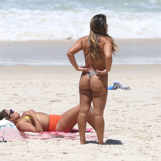Giulia Costa curte dia de praia com amiga na Barra da Tijuca (Foto: Daniel Delmiro/AgNews)
