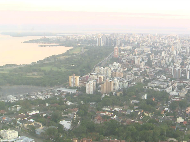 Segunda-feira (14) teve amanhecer com tempo seco, mas chuva deve atingir Porto Alegre (Foto: Reprodução/RBS TV)