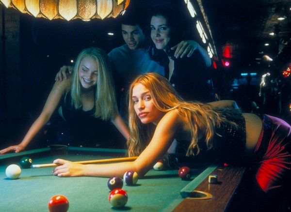 A atriz Melanie Lynskey com suas colegas de elenco em Show Bar (2000) (Foto: Reprodução)