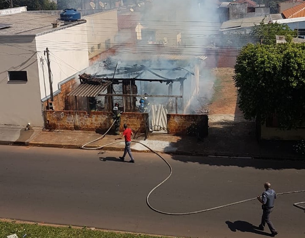 Incêndio destruiu residência de madeira na tarde deste sábado (5), na Vila Assunção, em Regente Feijó — Foto: Evandro Marra