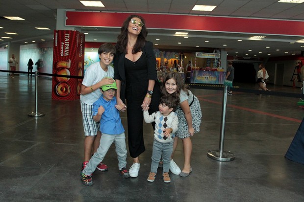 Juliana Paes levou a família para conferir o musical (Foto: Marcello Sá Barreto / AgNews)