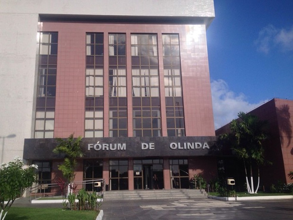 Homem foi liberado ap&oacute;s audi&ecirc;ncia de cust&oacute;dia no F&oacute;rum de Olinda &mdash; Foto: Kety Marinho/TV Globo