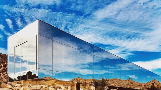 "Casa invisível" no deserto da Califórnia está à venda por R$ 92 milhões