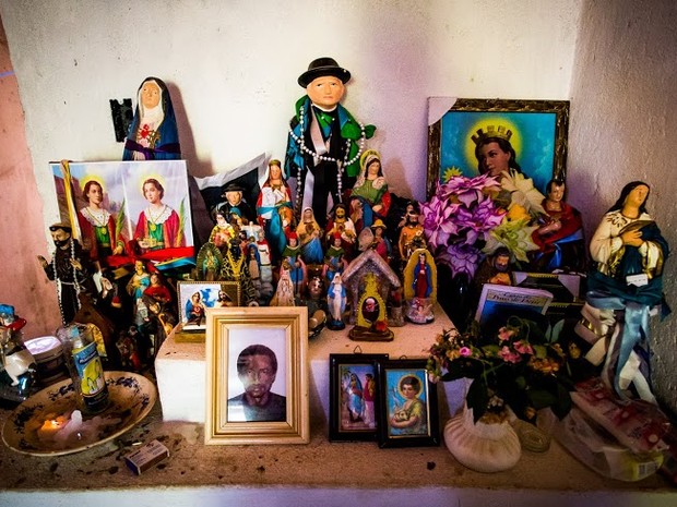 Altar montado por benzedeiras mostra influência de diversas crenças da cultura popular (Foto: Jonathan Lins/G1)