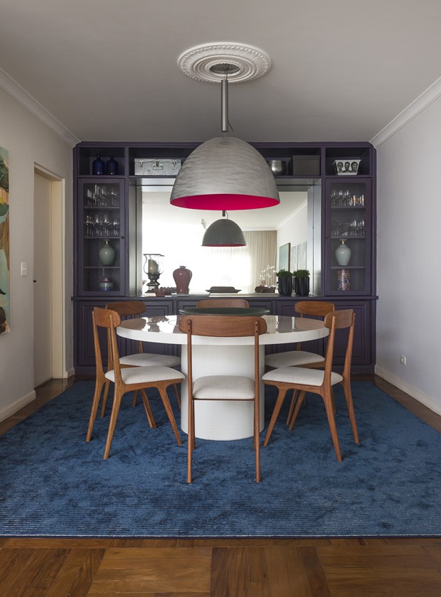 Newton Lima mostra como transformou seu apartamento com os mesmos móveis e objetos (Foto: Manu Oristânio)