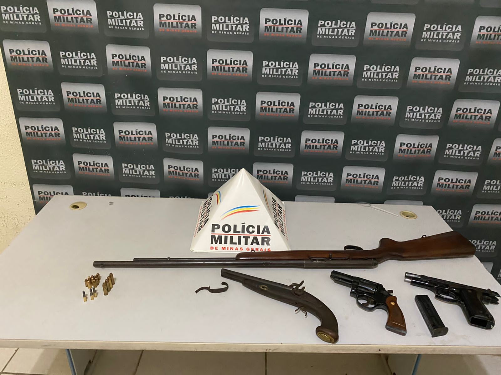 Homem é preso com quatro armas em São Geraldo da Piedade