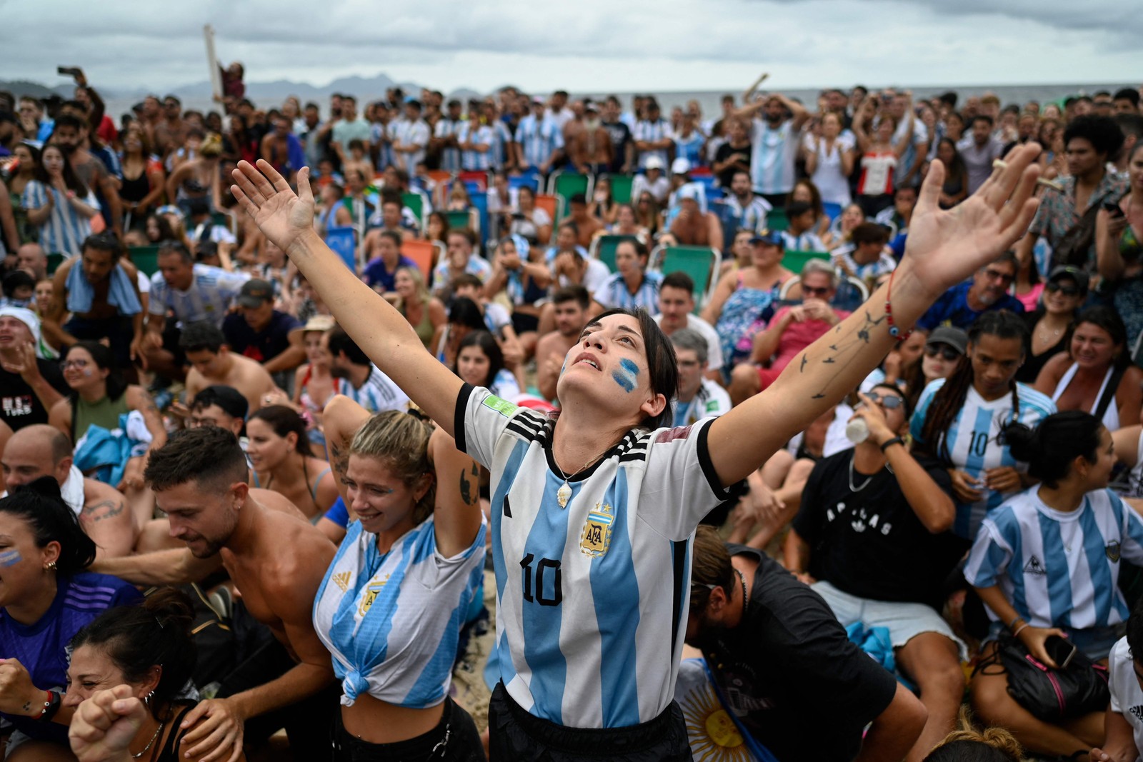 Torcedores da Argentina comemoram no Fifa Fan Fest, no Rio de Janeiro — Foto: MAURO PIMENTEL/AFP