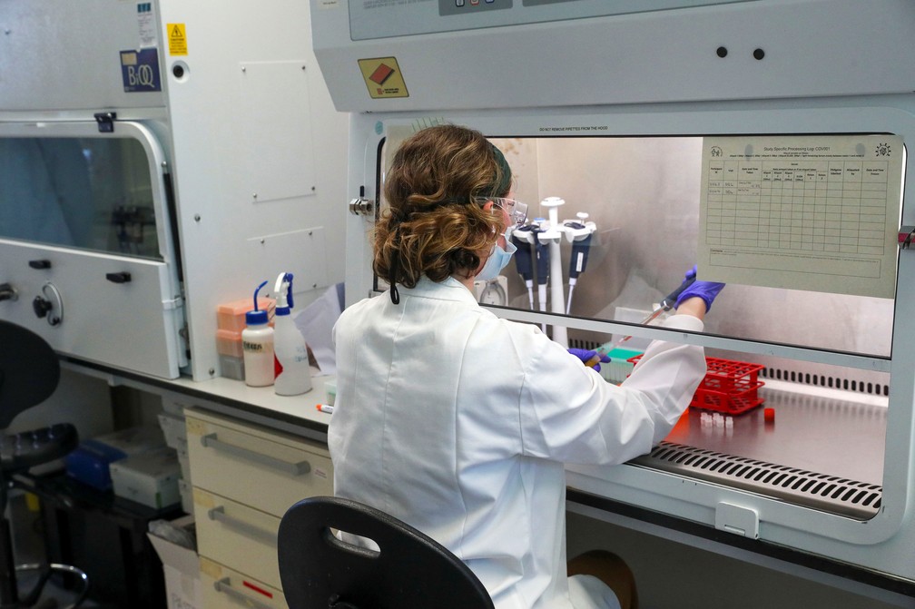 Foto de 24 de junho de 2020 - Cientista trabalha durante visita do príncipe William, Duque de Cambridge, ao laboratório onde uma vacina contra o novo coronavírus (COVID-19) está sendo produzida, no Hospital Churchill, em Oxford — Foto: Steve Parsons/Pool via Reuters