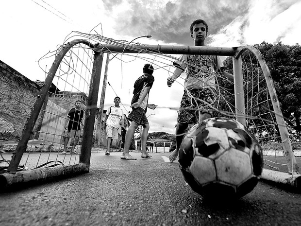 Jogando bola com os amigos na rua 