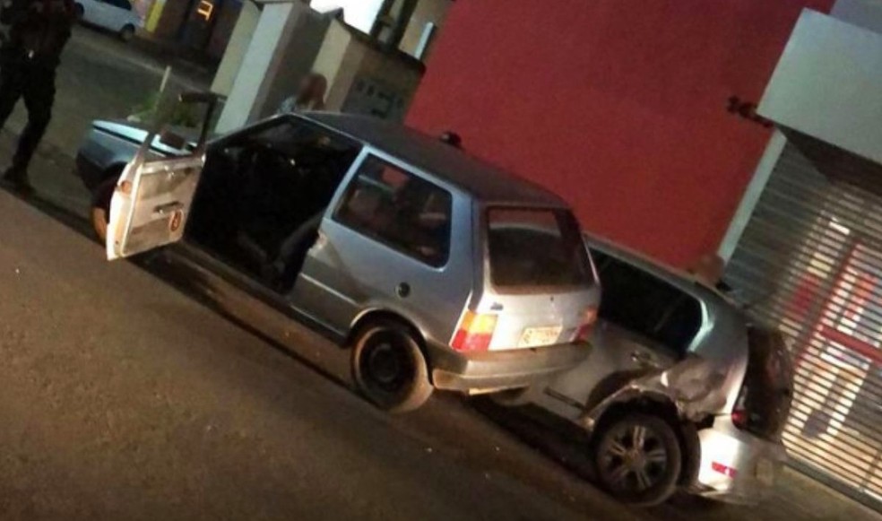 Veículo atingido ficou danificado.  Foto: Reprodução/RedesSociais