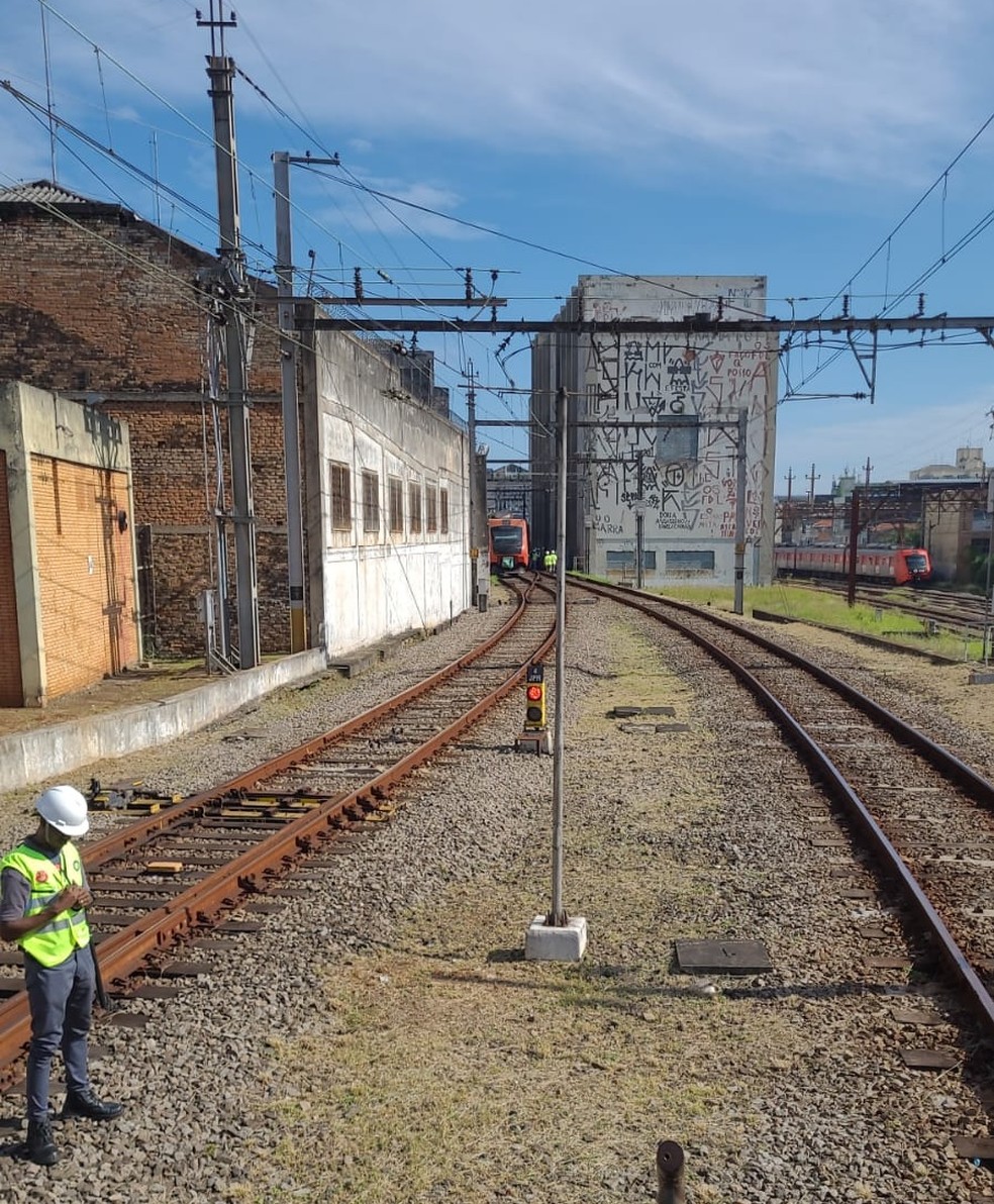 Funcionários da ViaMobilidade trabalham na área em que aconteceu o descarrilamento — Foto: Hermínio Bernardo/TV Globo