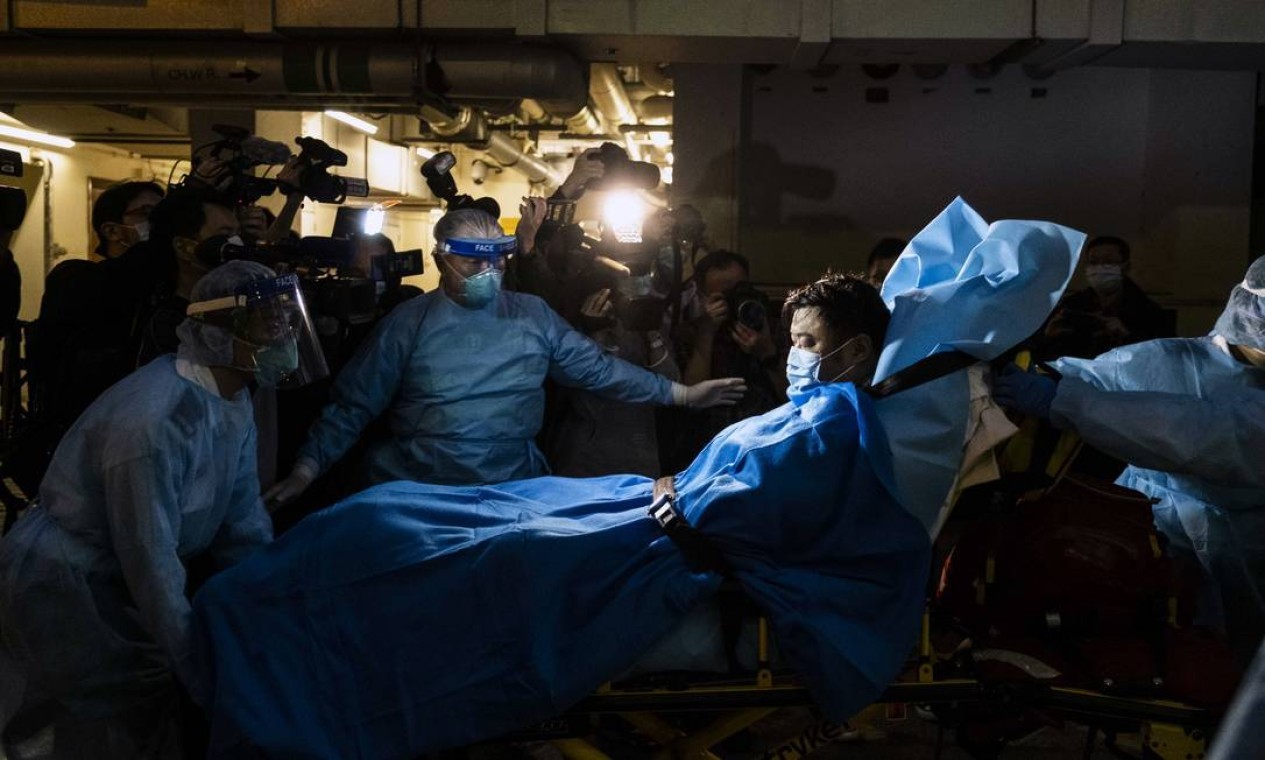 Paramédicos transportam um homem que se acredita ser o primeiro paciente de coronavírus de Wuhan em Hong Kong, em janeiro de 2020 — Foto: LAM YIK FEI / The New York Times