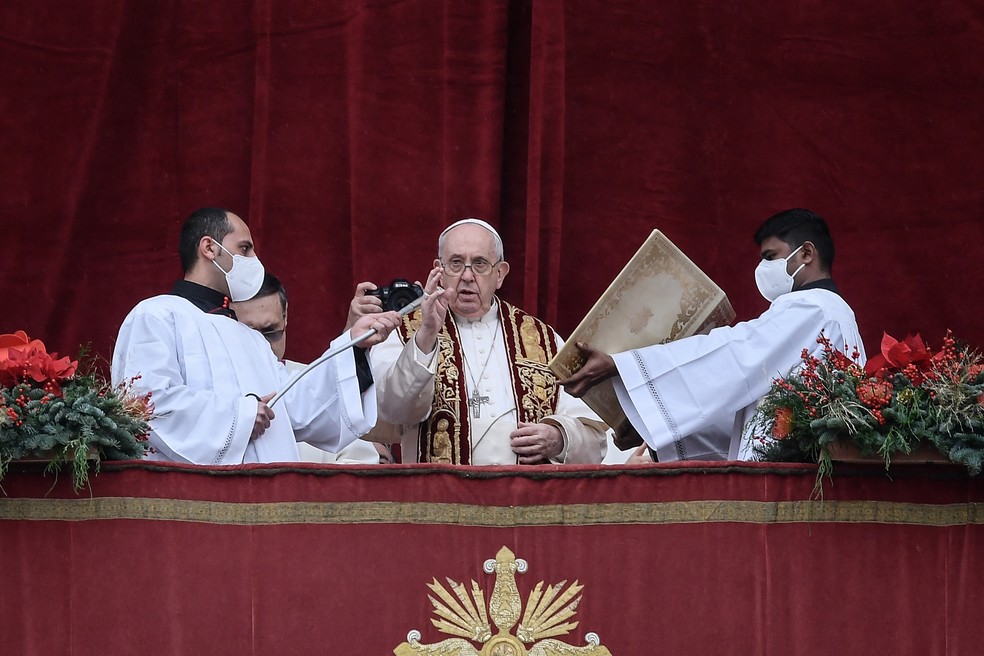 Papa Francisco durante bno de Natal na varanda da Baslica de So Pedro, no Vaticano, neste sbado (25)  Foto: Filippo Monteforte/AFP