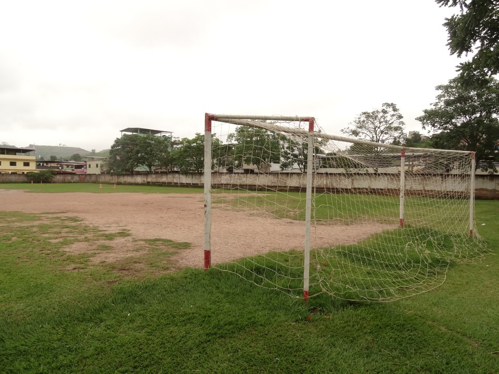 Dez campos públicos de Juiz de Fora receberão gramado sintético em 2023 e 2024  — Foto: Raphael Lemos