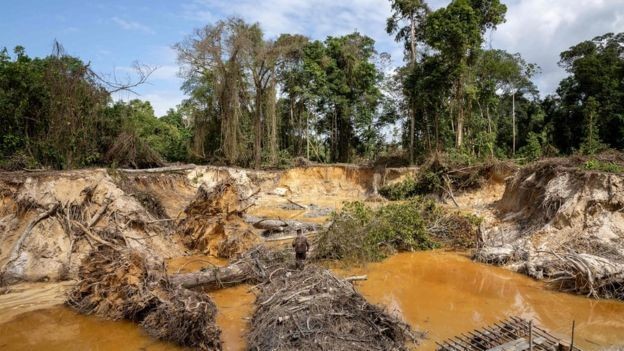Garimpo ilegal deixa rastro de desmatamento e contaminação por mercúrio (Foto: Getty Images via BBC News)