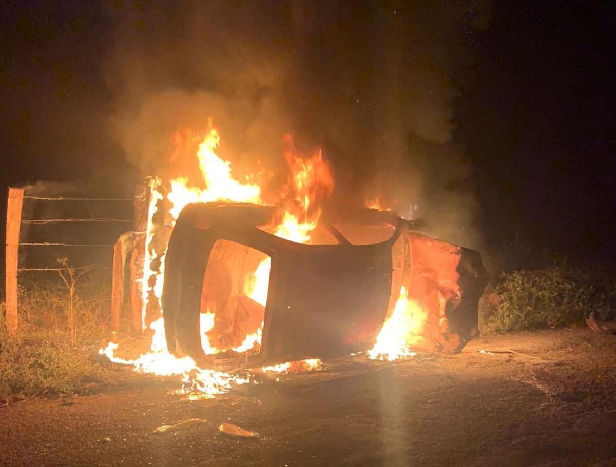 Carro capota e pega fogo em avenida de Varginha; motorista fugiu 