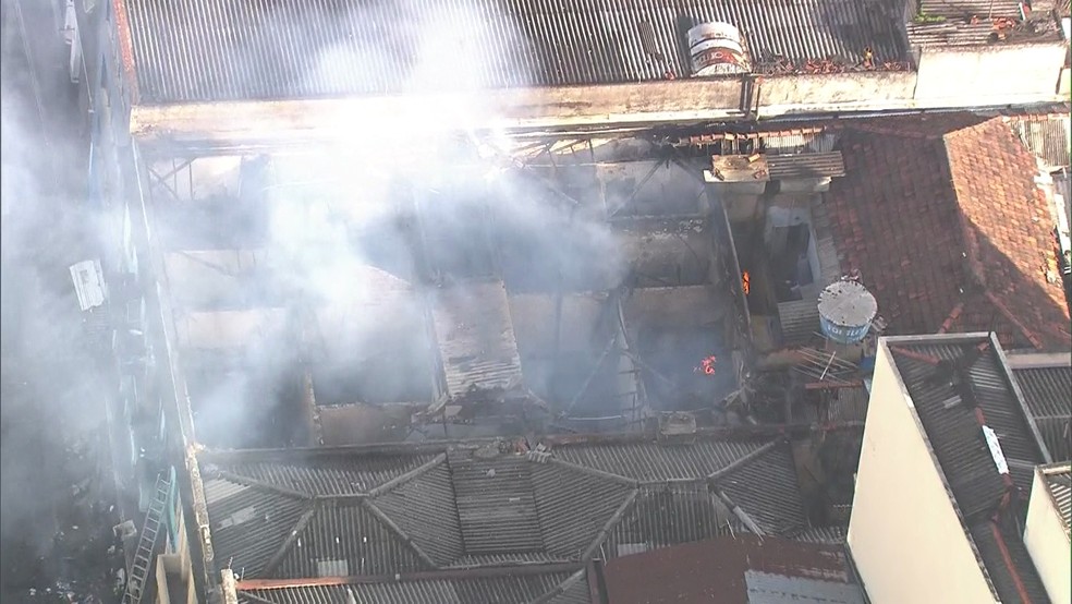 Incêndio atinge prédio na Rua 25 de Março São Paulo G1