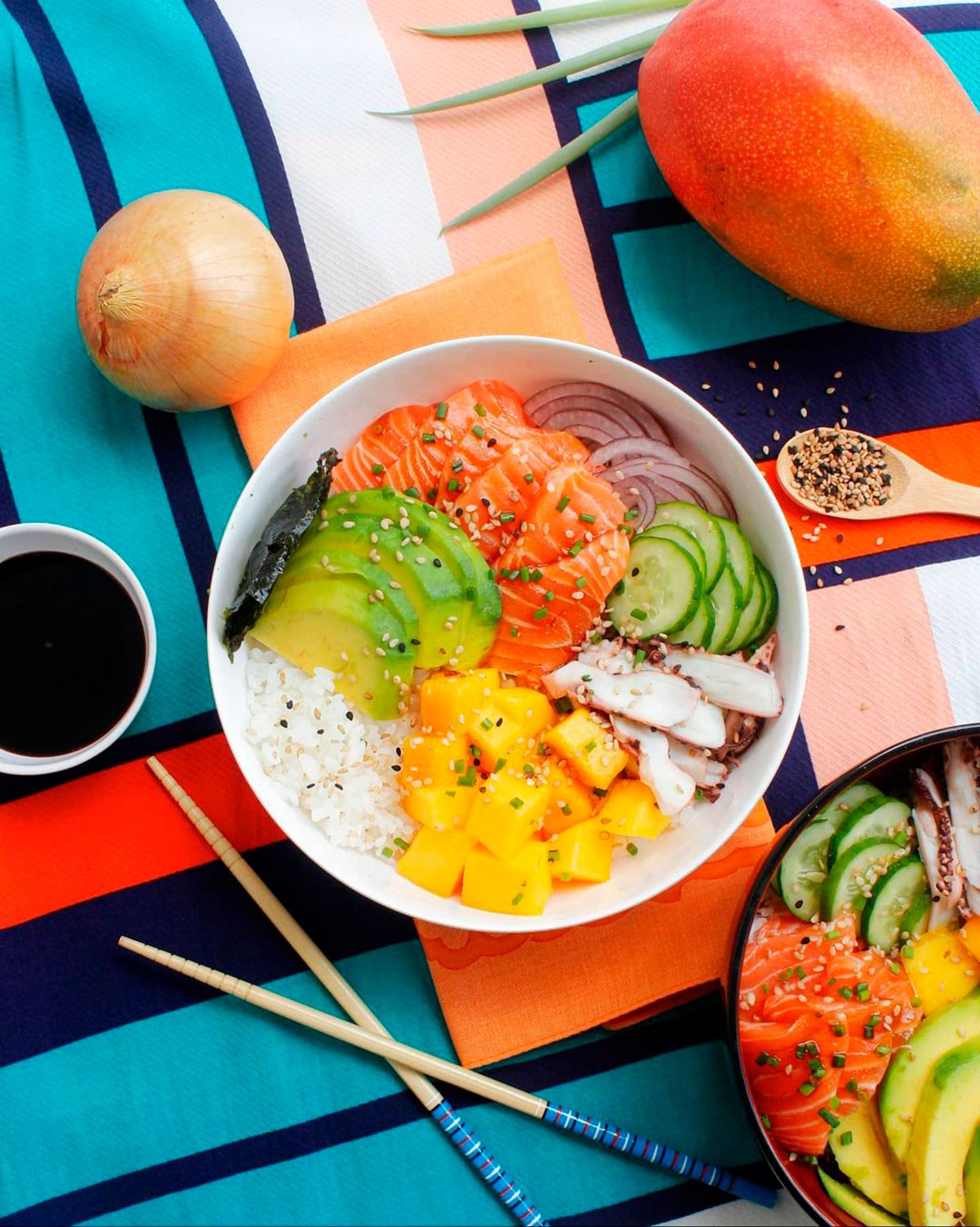 Poke de salmão e arroz japonês