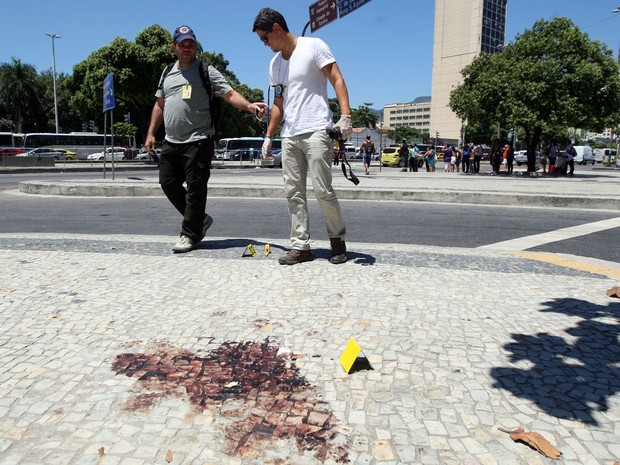 Policiais fizeram perícia no local onde o cinegrafista foi atingido (Foto: Marcos Arcoverde/Estadão Conteúdo)