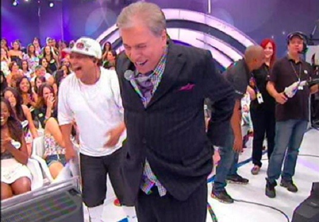 Silvio Santos deixa calça cair durante gravação de programa em 2012  (Foto: Reprodução)