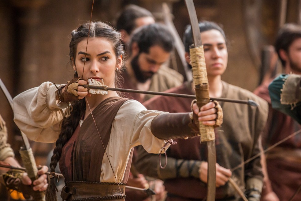 Selena é muto aplicada nas aulas Da Academia Militar, assim como Marina (Foto: Artur Meninea/Gshow)