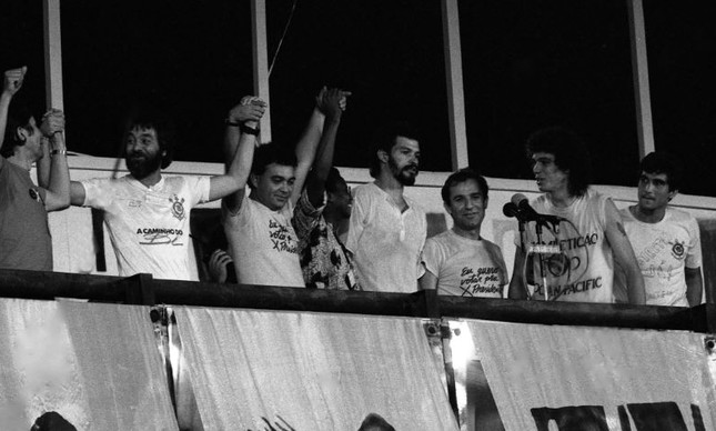 Sócrates. O jogador (no centro) durante comício pelas "Diretas Já", em 1984