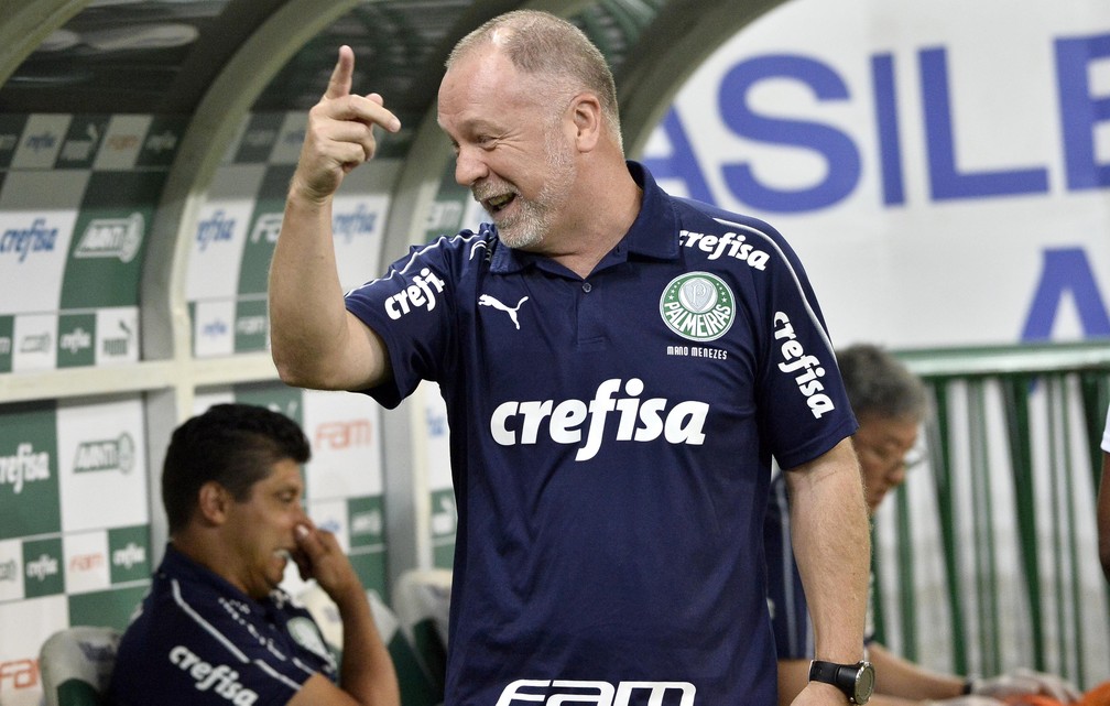 Mano Menezes sorri durante vitória do Palmeiras sobre o São Paulo — Foto: Marcos Ribolli