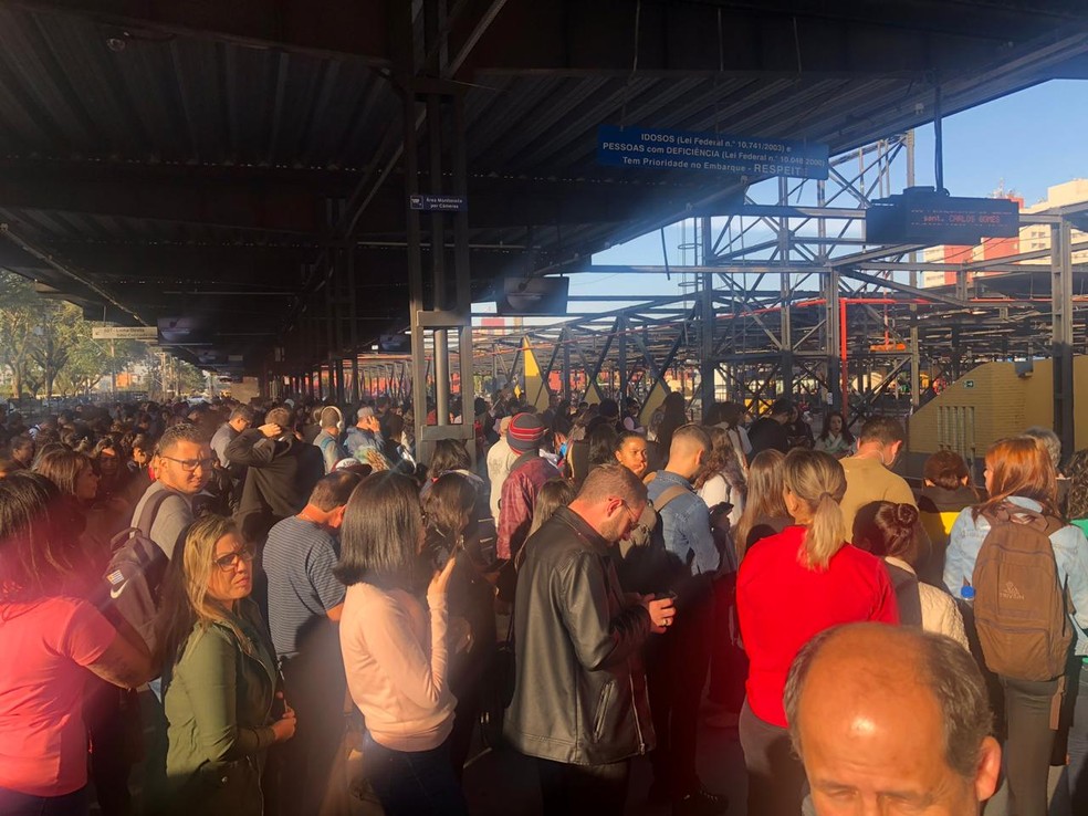 CURITIBA, 8h34: Terminais ficaram lotados de passageiros por causa da greve no transporte pÃºblico. â Foto: Amanda Menezes/RPC