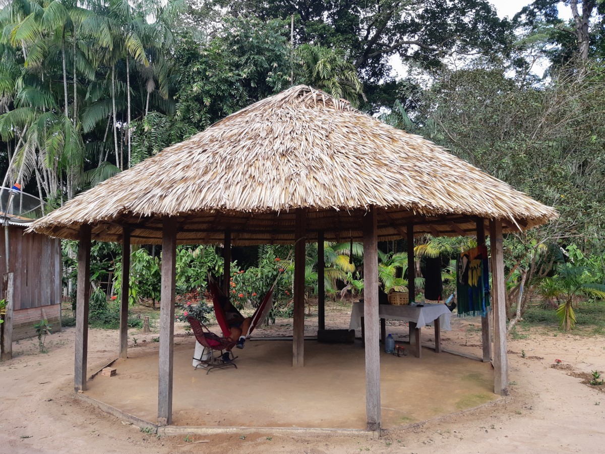 Palhoça dedicada a receber os visitantes na Aldeia Munduruku do Baixo Tapajós. Basta chegar e prender a sua rede (Foto: @marcelooseas/ Divulgação)