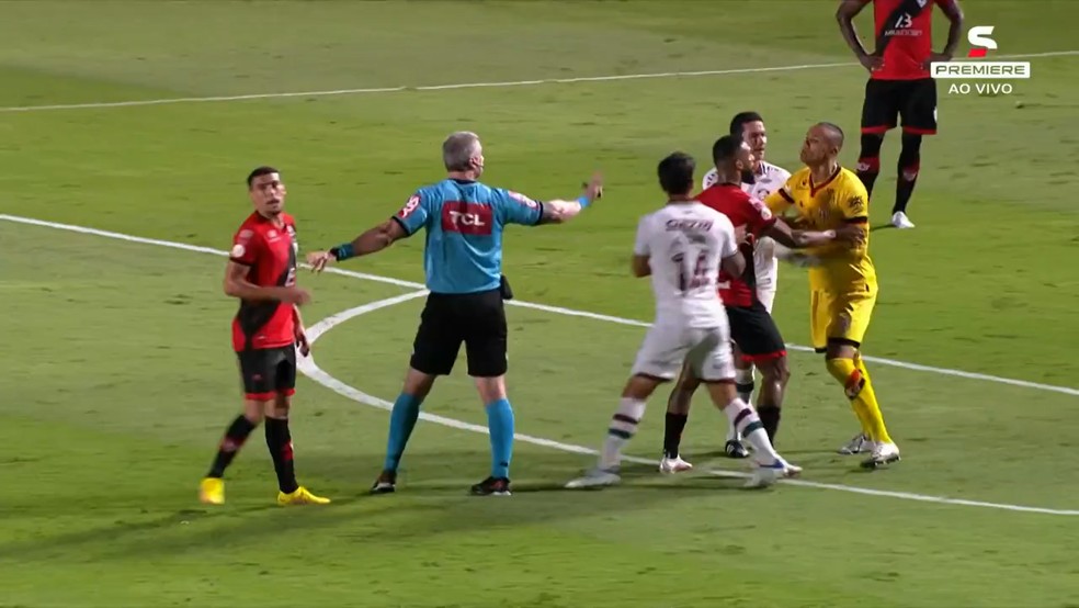Renan e Baralhas discutem no jogo entre Atlético-GO e Fluminense  — Foto: Reprodução / SporTV