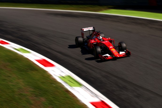 Sebastian Vettel acelera a Ferrari na pista de Monza, palco do GP da Itália, durante classificatório (Foto: Getty Images)