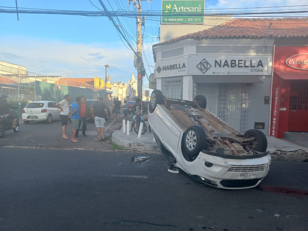 Carro capota após colidir com outro no Centro de Teresina — Foto: Reprodução/Redes sociais