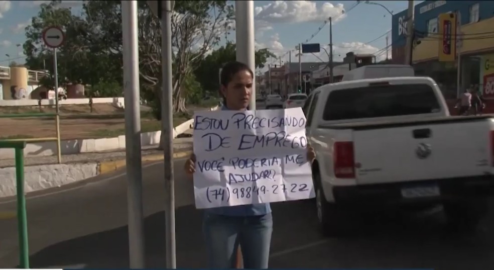 Jovem ficou 5h com cartaz em sinaleira e conseguiu emprego em Juazeiro — Foto: Reprodução/TV São Francisco