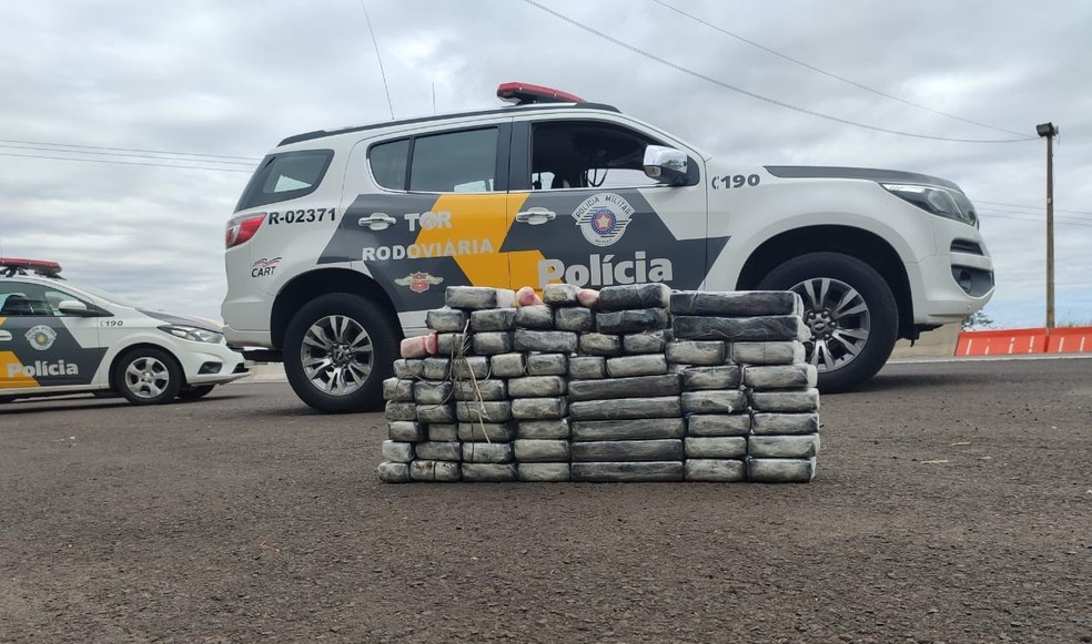 No total, carro escondia 71 tabletes de cocaína, que tinha como destino a capital paulista — Foto: Polícia Rodoviária/Divulgação