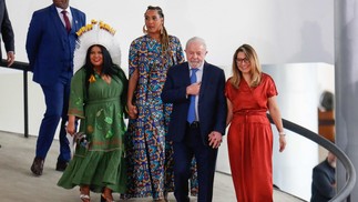 Presidente Lula, a primeira-dama Janja, em cerimônia de posse de Anielle Franco e Sônia Guajajara como ministras — Foto:  Sergio Lima / AFP