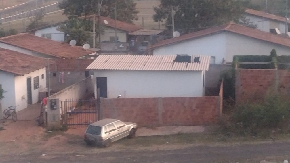 Homem foi preso por atear fogo à residência da própria família, no Jardim Panorama, em Álvares Machado (SP), neste sábado (23) — Foto: Amanda Simões/TV Fronteira