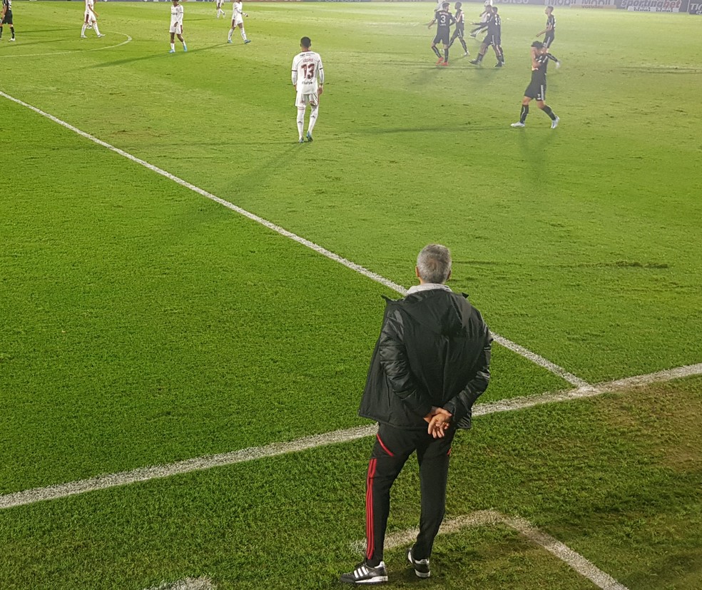 Paulo Sousa, técnico do Flamengo, e a proximidade com a arquibancada — Foto: Fred Huber