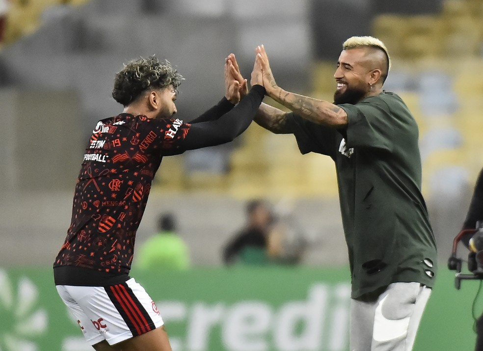 Vidal e Gabigol se cumprimentam antes de Flamengo 2 x 0 Atlético-MG  — Foto: André Durão