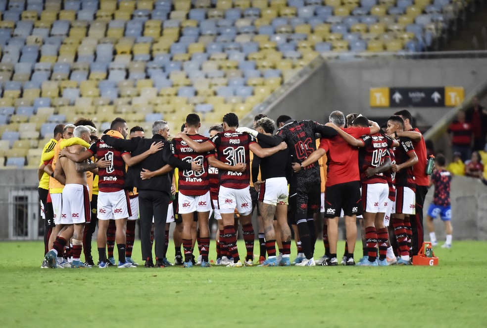 Jogadores do Flamengo no centro do gramado após vitória contra a Universidad Católica — Foto: André Durão