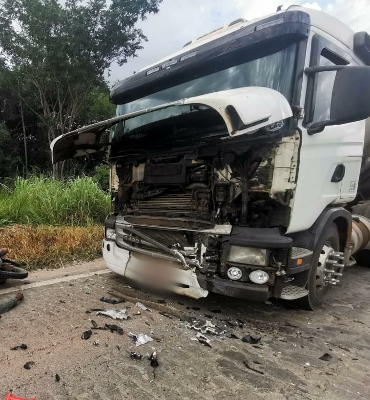 Motociclista morre após bater de frente com caminhão na MG-420, em Curvelo