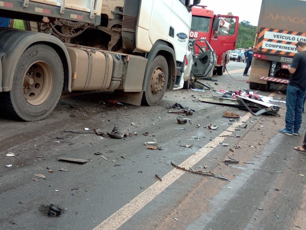 Carro da família foi atingido por um caminhão na BR-364 em Presidente Médici — Foto: WhatsApp/Reprodução