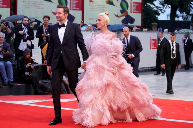 VENICE, ITALY - AUGUST 31:  Bradley Cooper and Lady Gaga walk the red carpet ahead of the 'A Star Is Born' screening during the 75th Venice Film Festival at Sala Grande on August 31, 2018 in Venice, Italy.  (Photo by Andreas Rentz/Getty Images) (Foto: Getty Images)