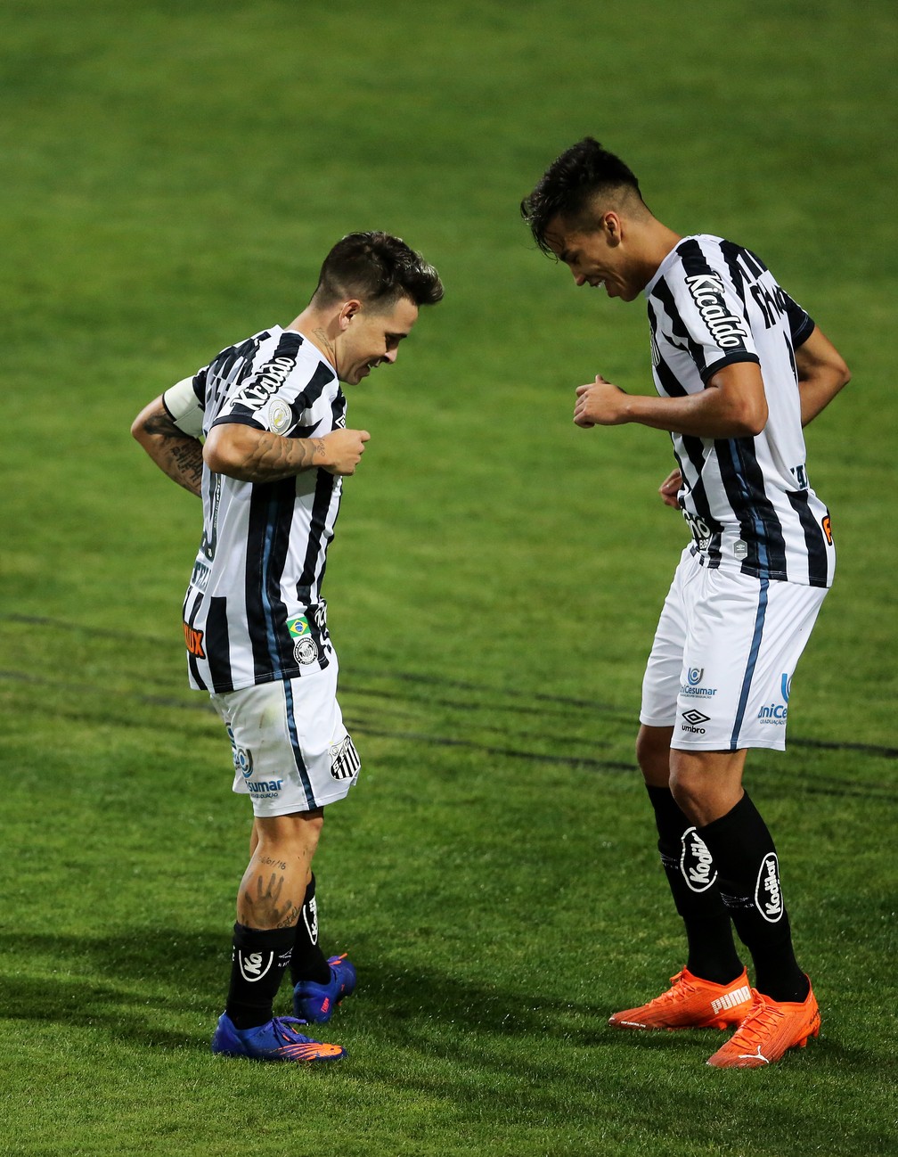 Soteldo e Kaio Jorge sambam após gol do Santos — Foto: HEULER ANDREY/DIA ESPORTIVO/ESTADÃO CONTEÚDO
