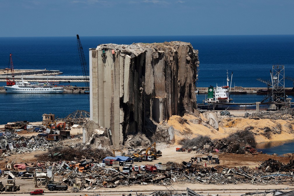Local da explosão no porto de Beirute, no Líbano, em foto de 17 de agosto — Foto: Alkis Konstantinidis/Reuters