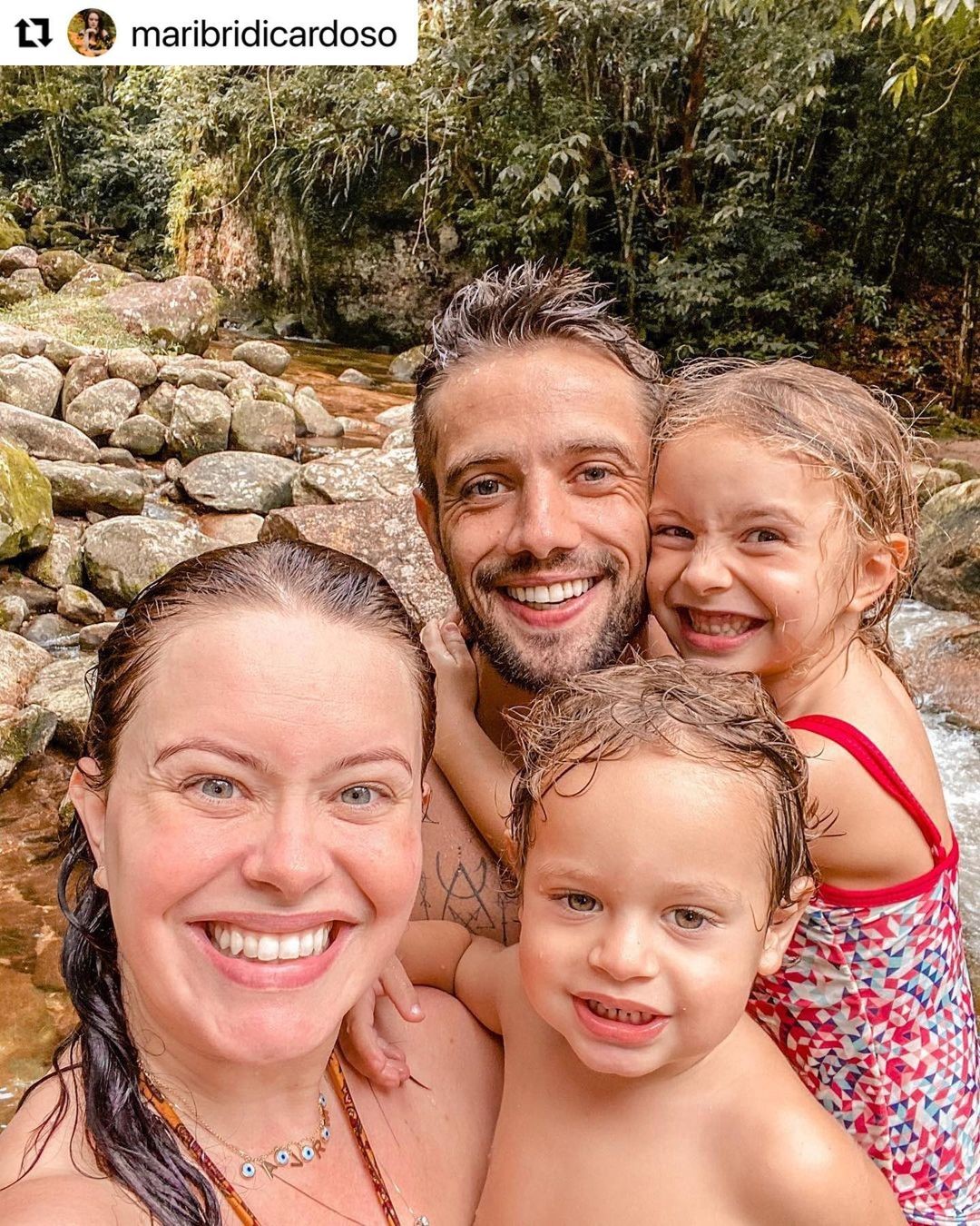 Rafael Cardoso com a esposa, Mari Bridi, e os filhos: Valentim e e Aurora (Foto: Instagram/Reprodução)