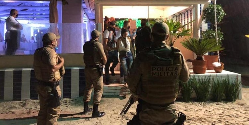 Casa noturna foi interditada na noite de domingo, ap&oacute;s fiscaliza&ccedil;&atilde;o flagrar desrespeito &agrave;s normas sanit&aacute;rias.  &mdash; Foto: Pol&iacute;cia Militar/Divulga&ccedil;&atilde;o