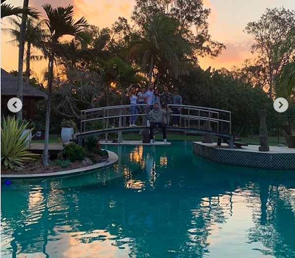 Os irmãos Liam Hemsworth e Chris Hemsworth com amigos e familiares no resort australiano no qual estão hospedados e pagando diárias de 30 mil reais (Foto: Instagram)