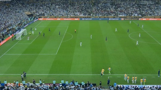Reservas da Argentina invadiram o campo antes do gol de Messi. Veja o que a regra diz sobre o lance