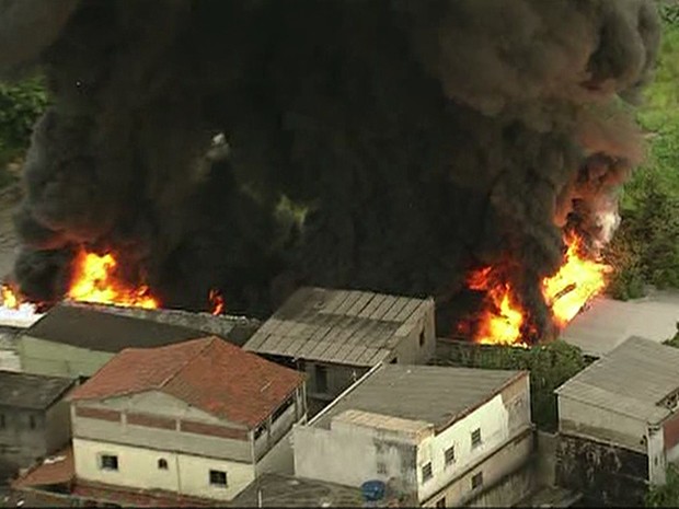 Bombeiros dos quartéis de Campinhos e Oswaldo Cruz combatiam as chamas no local (Foto: Reprodução/TV Globo)
