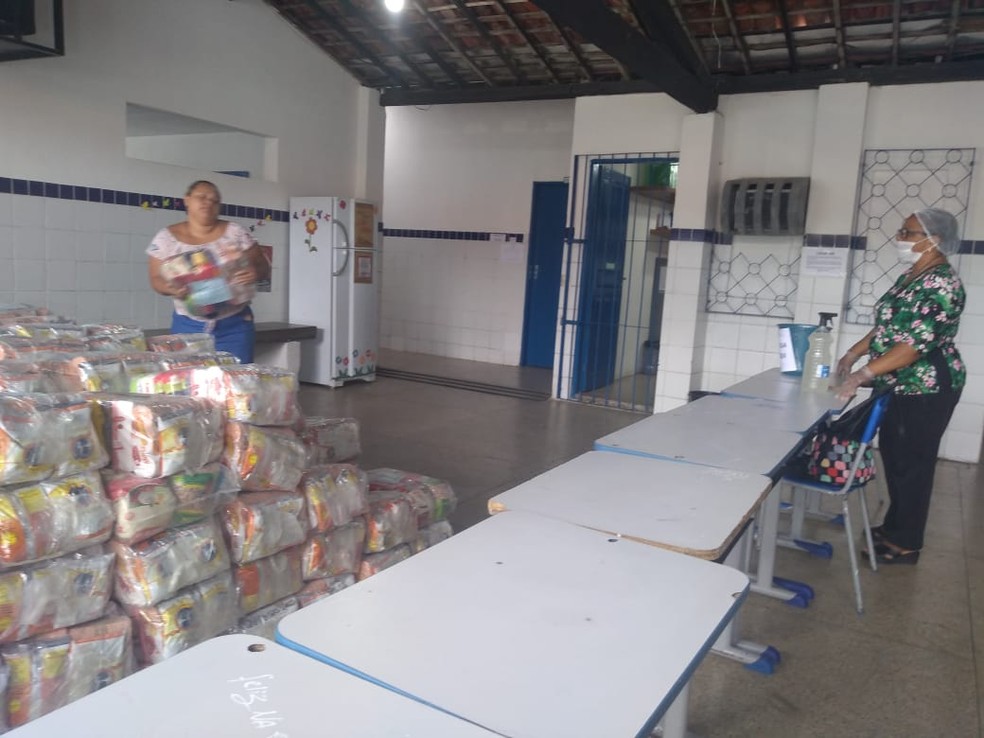 Para receber o kit merenda, entra apenas um responsável por aluno nas escolas de Maceió — Foto: Carolina Sanches/G1